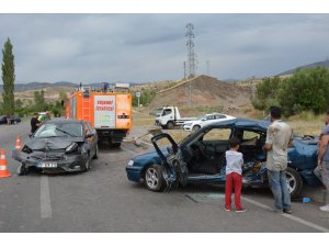 Sıkıştığı araçtan güçlükle çıkartıldı