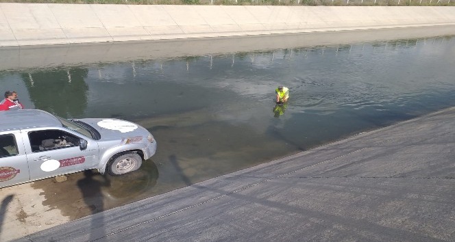 Sulama kanalına düşen köpek kurtarıldı