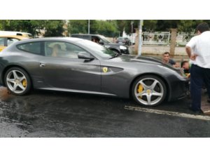 Caddebostan’da milyon liralık Ferrari su birikintisinde böyle mahsur kaldı
