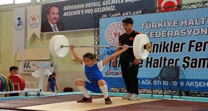 Minikler Türkiye Halter Şampiyonası Akşehir’de başladı