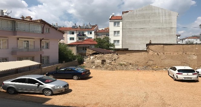 Karaman'da tehlike saçan metruk binalar yıkılıyor