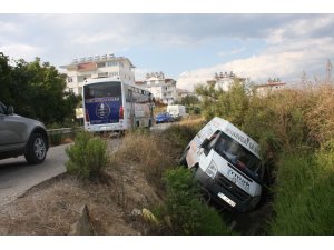 Kamyonet,  yağmur suyu tahliye kanalına devrildi
