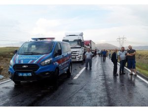 Kayganlaşan yolda kayan tır ulaşımı aksattı