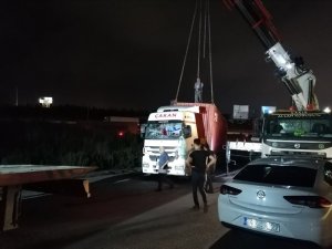 Virajı alamayan tır devrildi: 1 yaralı