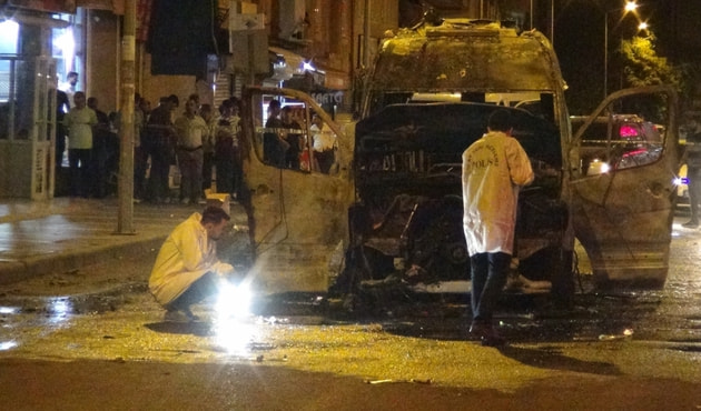 PKK yandaşları minibüsü ateşe verdi...