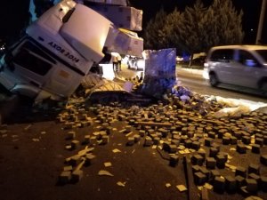 Parke yüklü tır refüje çarptı