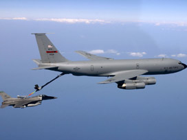 Pakistan uçakları ilk kez havada yakıt ikmali yaptı