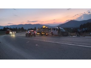 Ticari araç ile otomobil çarpıştı: 1 ölü, 3’ü çocuk 8 yaralı