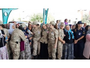 Şehidin eşi, şehit Yanık’ı üniformayla karşıladı