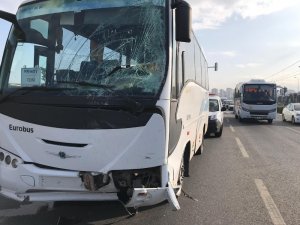 İşçi servisi otomobile çarptı: 6 yaralı