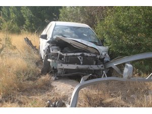Elazığ’da otomobil direğe çarptı: 1’i çocuk 3 yaralı