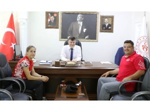 Türkiye şampiyonu Burcu, başarısını İl Müdürü Fillikçioğlu ile paylaştı
