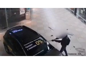 Belarus’ta alışveriş merkezine baltayla saldırı