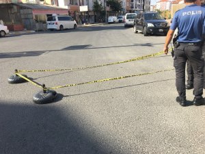 Sokak ortasında silahlı saldırı güvenlik kamerasında