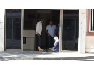 Oğlunun dağa kaçırıldığını savunan anne, geceyi HDP il binası önünde geçirdi