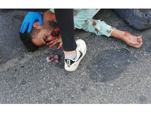 Otobüsün altında kalan motosikletli genç ağır yaralandı