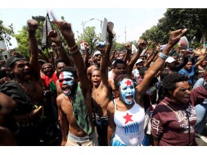 Endonezya polisi ayrılık yanlısı göstericiyi vurdu