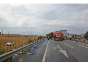Tırdan yola dökülen su dolu damacanaları kendi araçlarına aldılar