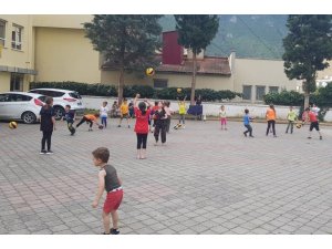 Çocuklar tesislere gidemeyince, antrenörler mahalledeki okul bahçelerine geldi
