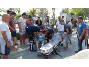 Motosiklet ’U’ dönüşü yapan otomobile çarpı: 1’i ağır 2 yaralı