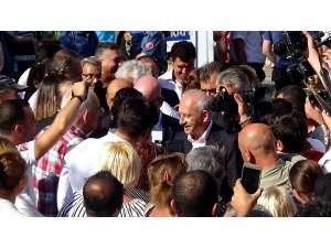 Kılıçdaroğlu’na Edremit’te zeytinyağı ve zeytin ağacı hediye edildi