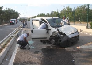 Karşı şeride geçip otomobile çarptı: 3 yaralı