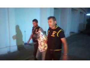Sevgilisini döverken utanmadı, gazetecileri görünce başını önüne eğdi