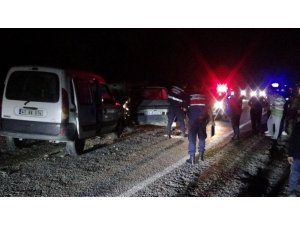 Bartın’da 3 otomobil birbirine girdi: 1’i ağır 4 yaralı