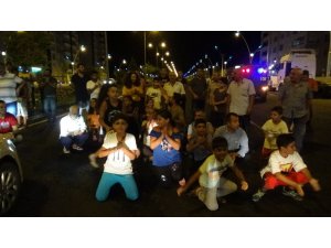 Diyarbakır’da trafik kazası sonrası çocuklar yolu trafiğe kapattı