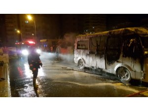 Mersin’de park halindeki yolcu minibüsü alev alev yandı