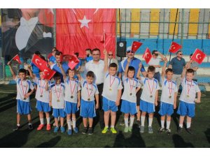 Bigaspor Yaz Futbol Okulunda madalyalı kapanış töreni