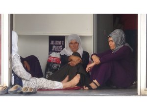 HDP’liler tarafından oğlunun dağa kaçırıldığını öne süren annenin, oturma eylemi sürüyor