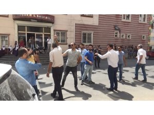 Oğlunun HDP’liler tarafından dağa kaçırıldığını öne süren anne ile HDP’liler arasında gerginlik