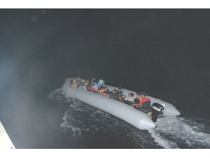 Sisam adasına kaçmaya çalışan düzensiz göçmenleri sahil güvenlik helikopteri yakaladı