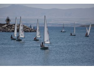 Ahlat’ta 77 yelkencinin katıldığı yelken yarışlar yapıldı