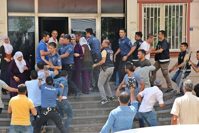 Kahraman anne, çocuğunu PKK'nın elinden söke söke aldı