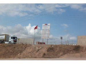 Kepçeden düşen demir malzemenin altında can verdi