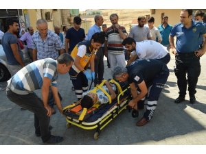 Motosiklet ile otomobil çarpıştı