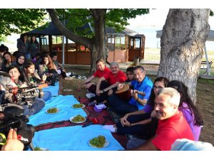 Gençlere saz çalan Oktay, Hekimoğlu adlı türküyü söyledi
