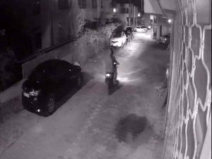 Samandağ’da muhtarın aracı kurşunlandı