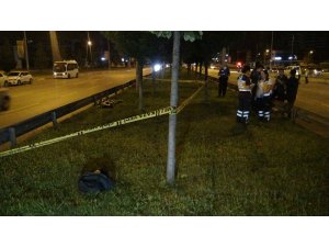 Üst geçidi kullanmayan yayaya otomobil çarptı... Çarpma sonucu 50 metre öteye fırlayan hayatını kaybetti