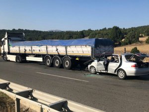 Kütahya’da otomobil tıra çarptı: 2 ölü, 4 yaralı