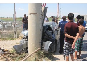 Otomobil beton direğe çarptı: 1 ölü, 2 yaralı