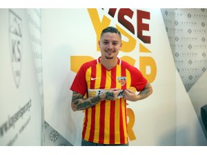 Adryan Oliveira Tavares imzayı attı