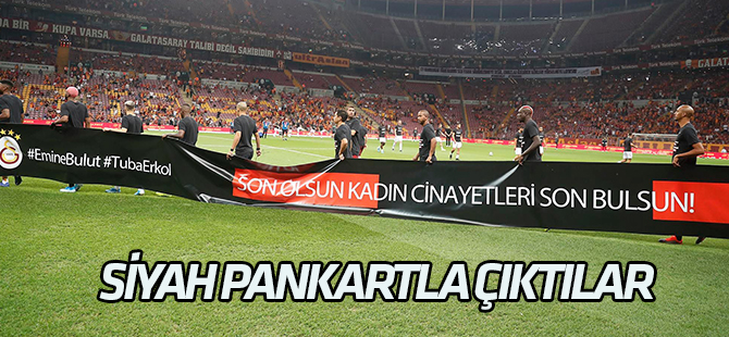 İki takım futbolcuları siyah pankartla çıktılar
