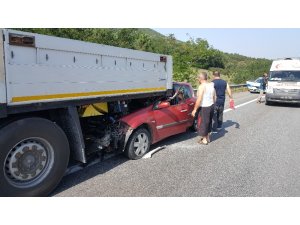 Tır saplanan otomobili metrelerce sürükledi: 4 yaralı