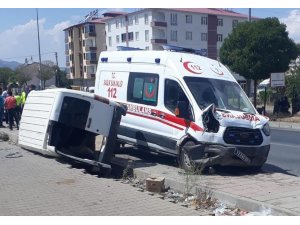 Ambulans ile hafif ticari araç çarpıştı: 6 yaralı