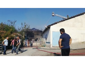 İki katlı evin çatısı çıkan yangında küle döndü