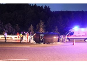 TEM Otoyolu’nda devrilen araç tankere çarptı: 6 yaralı