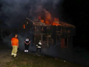 Çatıda tadilatı sırasında çıkan yangında üç ev yandı